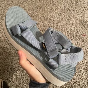 Women’s mid form teva size 7